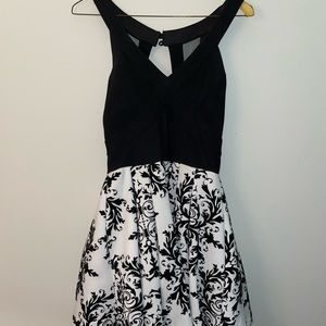 GREAT CONDITION - Patterned homecoming dress. SIZE 9